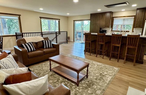 Round Hill Village House | Round Hill Retreat | Sleeps 10 | BBQ & Soaking Tub