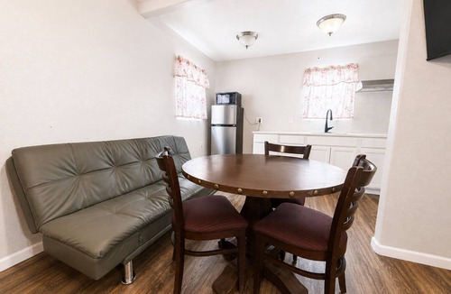 Larkspur Hotel | Royal Gateway Motel