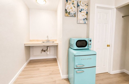 Larkspur Hotel | Royal Gateway Motel