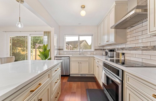 Vancouver House | Royal Oaks Retreat 2Br2Ba Fenced Yard