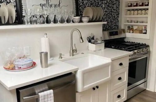 Smithville House | Ruby's Foxcroft Cottage -Steps from Downtown! Sleeps 6, Covered Deck, Golf Cart