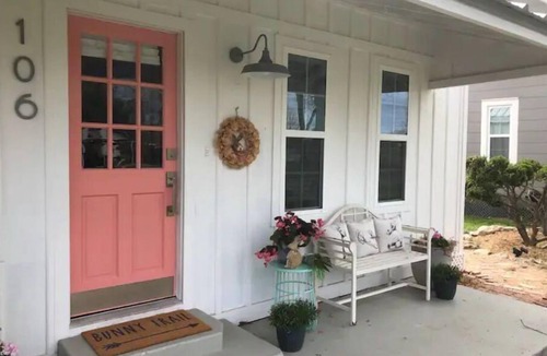 Smithville House | Ruby's Foxcroft Cottage -Steps from Downtown! Sleeps 6, Covered Deck, Golf Cart