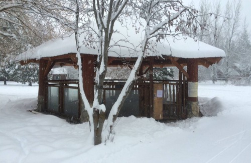 Winthrop Apartment | Running Wolf Studio – trail access, pool/hot tub, private balcony