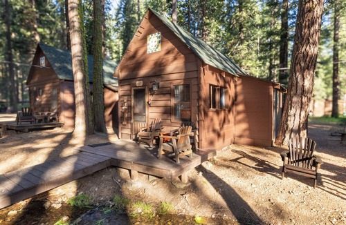 Blairsden-Graeagle Cabin | Rustic Bear Cabin at Historic Camp Layman | Feather River Getaway