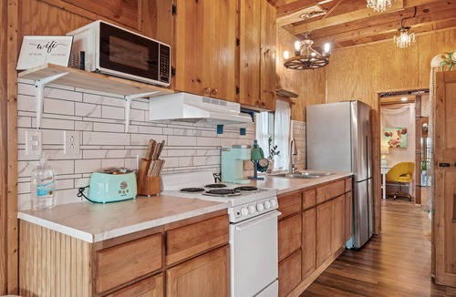 Aransas Pass Cabin | Rustic cabin oasis on 1 acre with a fishing pond