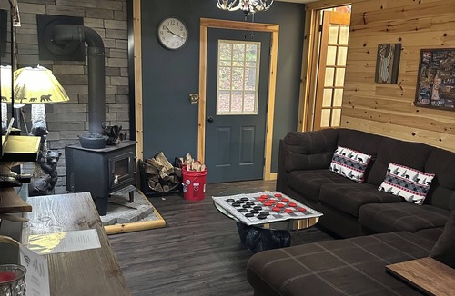 Rose City House | Rustic Cabin Retreat - Lake Access & Trailside Location