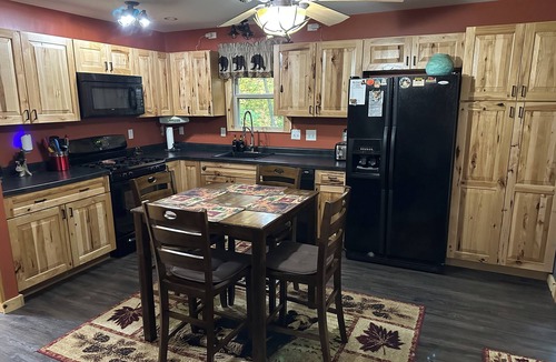 Rose City House | Rustic Cabin Retreat - Lake Access & Trailside Location