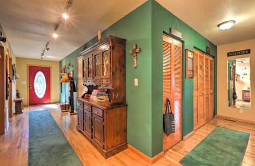 Ponderosa Trails House | Rustic Cabin w/Deck ~ 4 Mi to Old Town Flagstaff!