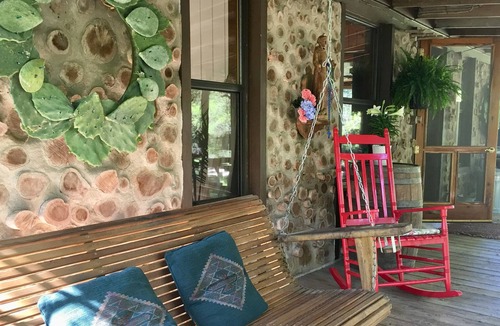 San Marcos House | Rustic chic — the perfect getaway in Hill Country!