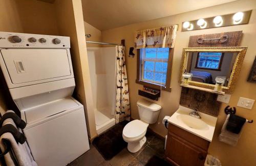 Sparta House | Rustic Elegance: Vintage Decor Cabin with Mountain Scenery in Sparta