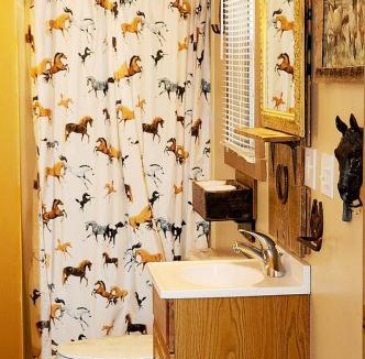 Sparta House | Rustic Elegance: Vintage Decor Cabin with Mountain Scenery in Sparta