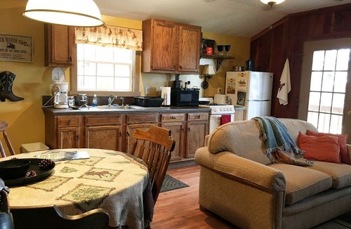 Sparta Cabin | Rustic Elegance: Vintage Decor Cabin with Mountain Scenery in Sparta