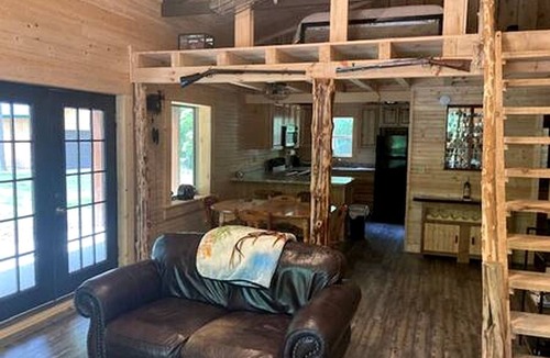 Birdseye Cabin | Rustic Lofted Cabin with Hot-Tub in Indiana