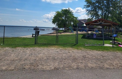 Houghton Lake Heights Cabin | Rustic log cabin near beaches and local boat ramp