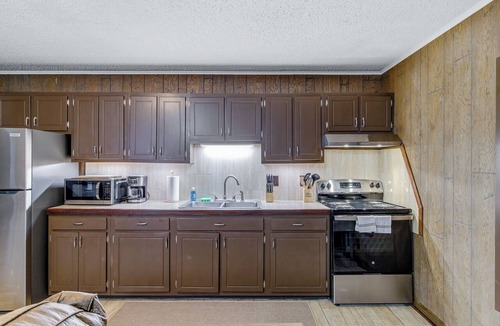 Monroe Apartment | Rustic Retreat/1BR/Near ULM, Airport & Mall