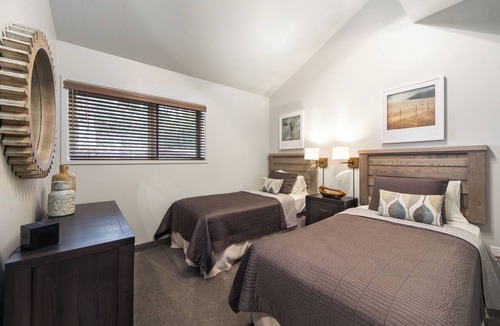Redmond Cabin | Rustic Retreat Perfect for Peaceful Stay | Pools and Scenic River Walks Access