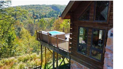 Mount Pocono House | Rustic Ridge Log Cabin: Hot Tub, Games, Views!