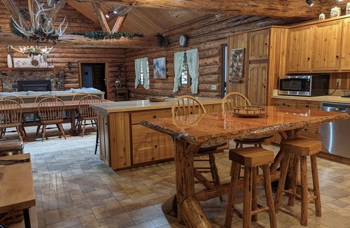 Middlebury Cabin | Rustic Roots/Middlebury Log Cabin/Shipshewana/Notre Dame