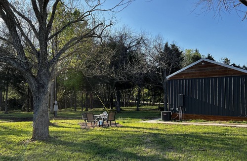 Chappell Hill Cabin | Rustic Star Hideaway - Cozy Cabin in Chappell Hill, TX