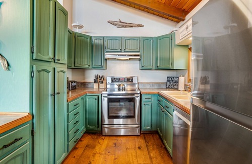 Rockaway Beach Cabin | Rustic waterfront woodland lodge w/impressive lake views from patio