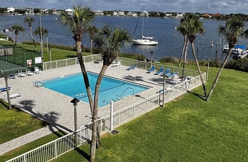 Villa Sabine Condo | Sabine 3D Waterfront Bay Views Sleeps 6