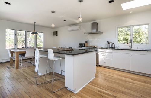 Noyack House | Sag Harbor 1.5 acre CAR and RESIDENT BEACH ACCESS