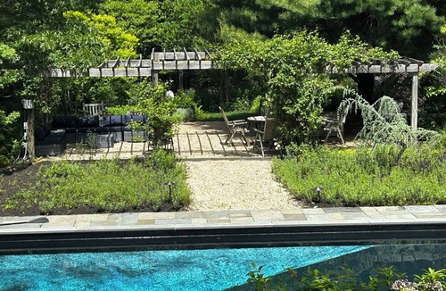 Noyack House | Sag Harbor 1.5 acre CAR and RESIDENT BEACH ACCESS