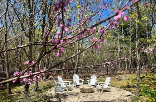 Noyack House | Sag Harbor 1.5 acre CAR and RESIDENT BEACH ACCESS