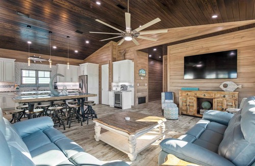 Crystal Beach House | Salty Skipper Home with Pool, Tiki Bar & Game Room