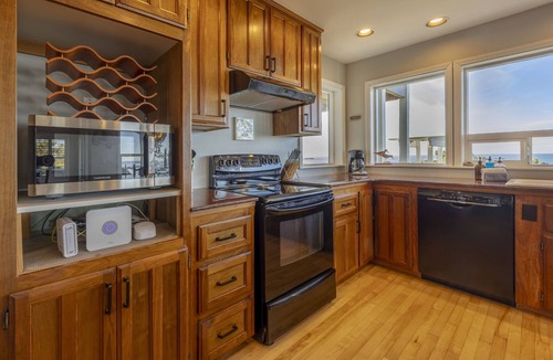 Seal Rock House | Sanctuary at Seal Rock - Pet Friendly, Oceanfront, Hot Tub, BBQ, Beach Access