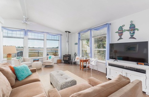Cloverdale House | Sandlake Views-Peaceful, Pet friendly, views