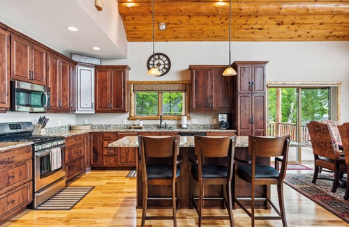 Merrifield Cabin | Sandy Beach, Pool Table, 8 Beds, Family Fun