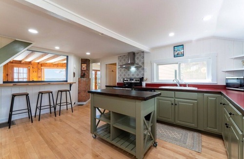 Stockton Springs House | Sandy Point Cottage-Oceanfront!