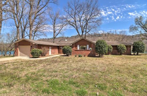 Lone Rock House | Scenic Riverview Getaway w/Screened Porch!
