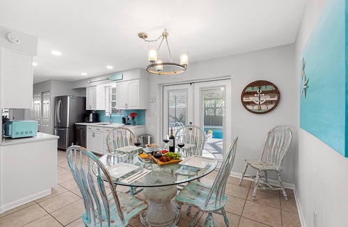 Largo House | Screened Heated Pool, 15 Min to Beach | 4BR Sleeps 10, Largo