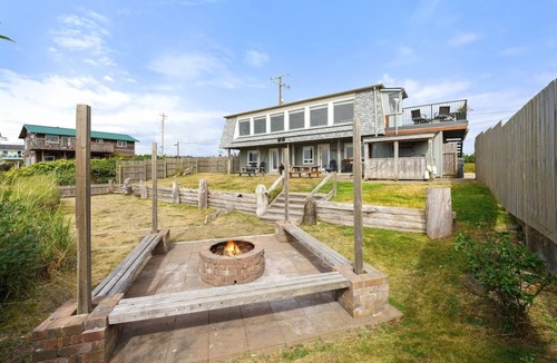 Moclips Apartment | Sea Star Studio - Ocean View - Steps to the Beach, Dog Friendly