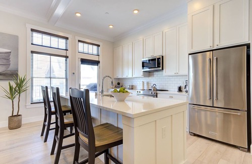 Seabrook House | Seabrook Pacific View | Ocean View, Rooftop Patio | Downtown, Sleeps 4, Kitchen