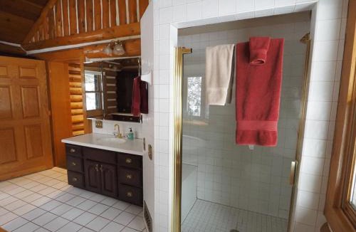 Mayfield House | Secluded 10-Acre Riverfront Lodge