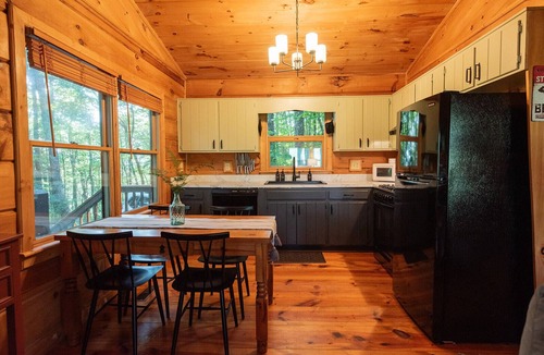 Cherry Log Cabin | Secluded 4WD Getaway with Mountain Views and Hot Tub