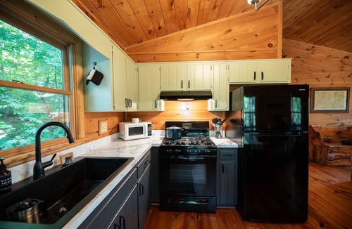 Cherry Log Cabin | Secluded 4WD Getaway with Mountain Views and Hot Tub