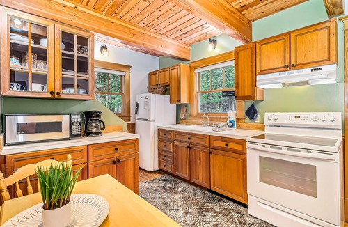 Arcadia House | Secluded home w/private grill, gas fireplace, full kitchen, and free WiFi