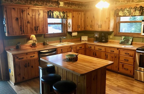 Watersmeet Cabin | Secluded Lodge on Lac Vieux Desert 370 Feet of Lakefront-Private Beach