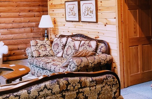 Hartford Cabin | Secluded Log Home