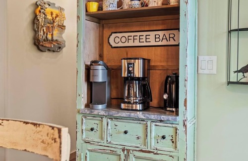 Purlear Cabin | Secluded Mountain Getaway - BIG VIEWS, Fire Pit, Outdoor Dining, 12 Acres