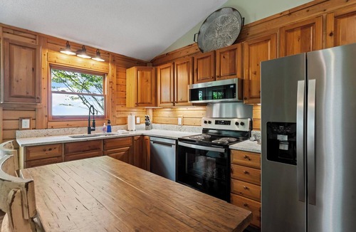 Purlear Cabin | Secluded Mountain Getaway - BIG VIEWS, Fire Pit, Outdoor Dining, 12 Acres