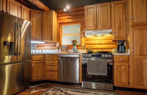 Bent Mountain Cabin | Secluded Mountain Cabin + Hottub