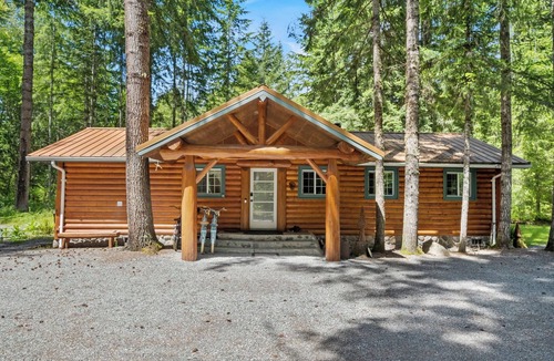 Paradise Estates Cabin | Secluded River Front Cabin @ Mt Rainier w/Hot Tub