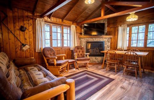 Babbitt House | Secluded Rustic-Modern Cabin with Rock Fireplace & Pine-Surrounded Deck Near Babbitt, Minnesota