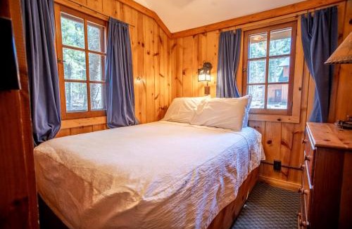 Babbitt House | Secluded Rustic-Modern Cabin with Rock Fireplace & Pine-Surrounded Deck Near Babbitt, Minnesota