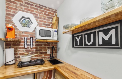 Greenville Cottage | Secluded Tiny Home in Exclusive Paris Mountain!